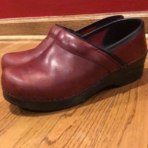 💥Cherry red Dansko clogs.💥